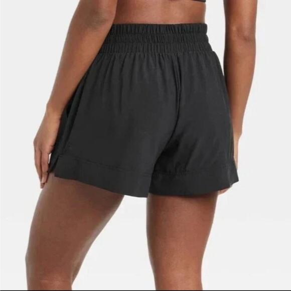 All In Motion Women's Active Light Mid Rise Shorts 4" Black Size Medium - Picture 2 of 6